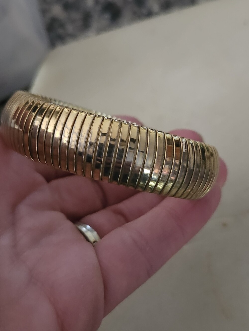 Elegant Gold Tone Ribbed Stretch Bangle Bracelet - Picture 6 of 12
